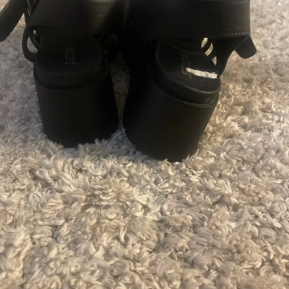 Soda fisherman woman’s platform sandals size 7 never worn